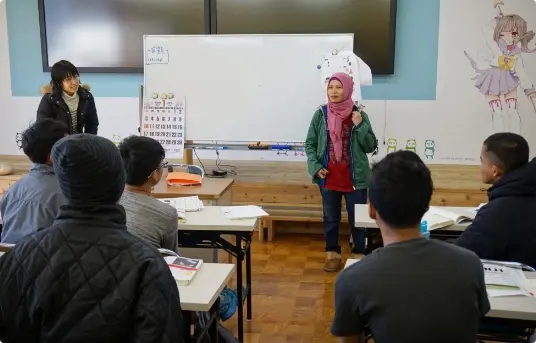 Suasana kelas belajar interaktif dan bimbingan pengajar di Mirai College Indonesia